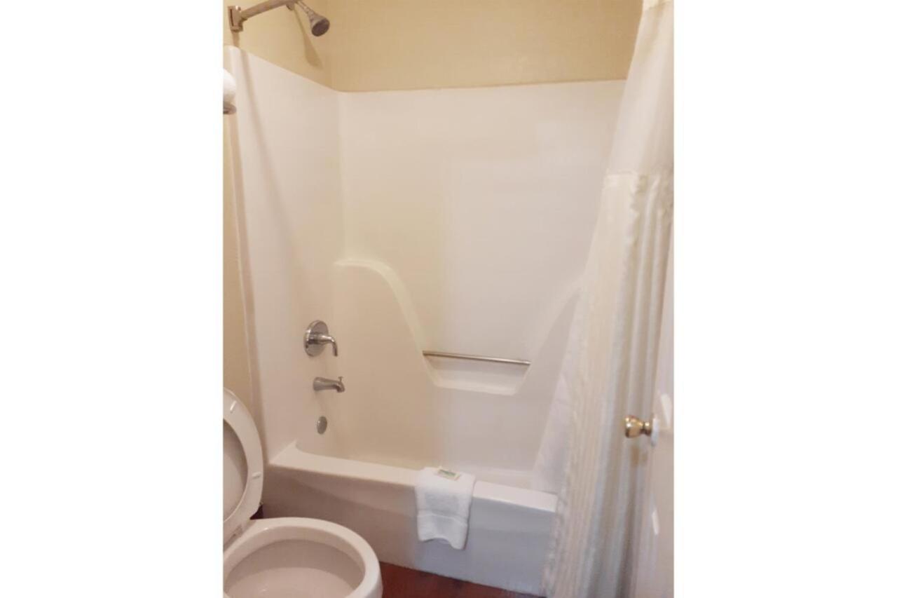 | Travelodge by Wyndham Savannah Midtown