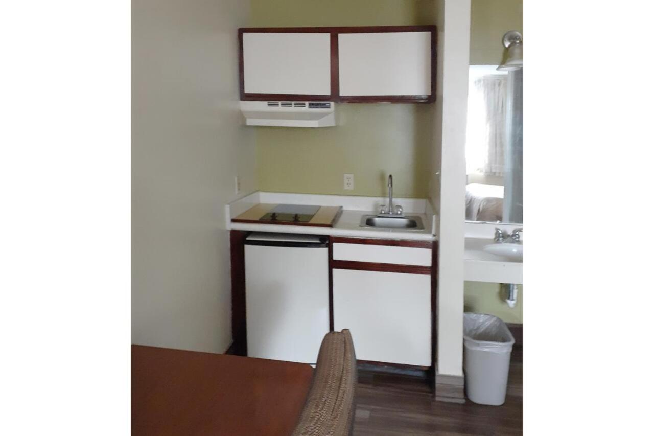 | Travelodge by Wyndham Savannah Midtown