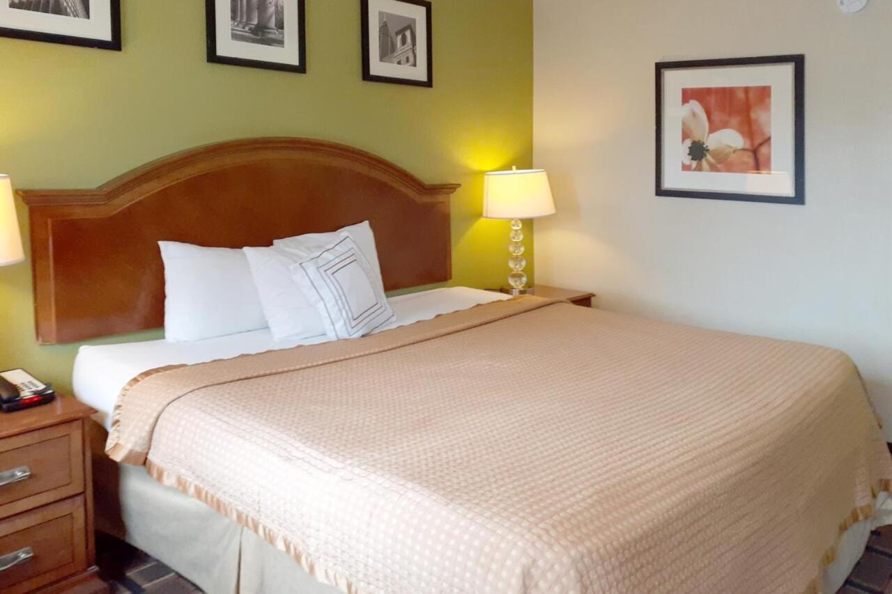 | Travelodge by Wyndham Savannah Midtown