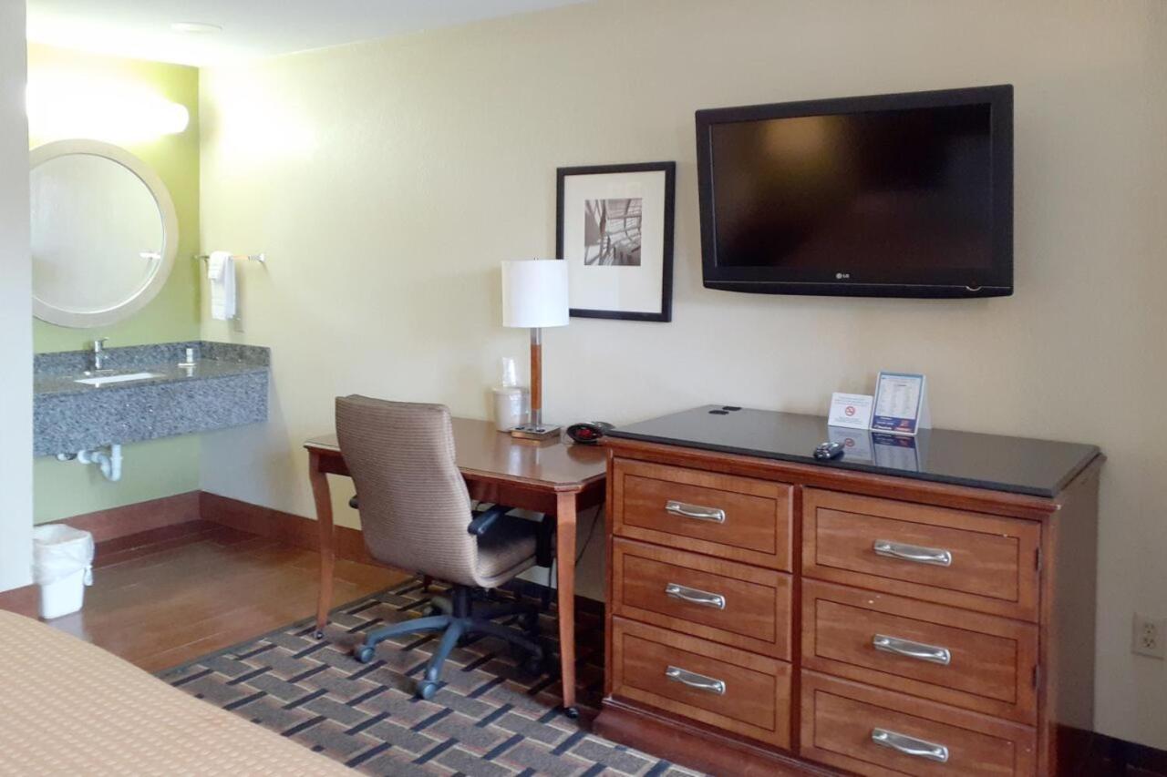 | Travelodge by Wyndham Savannah Midtown