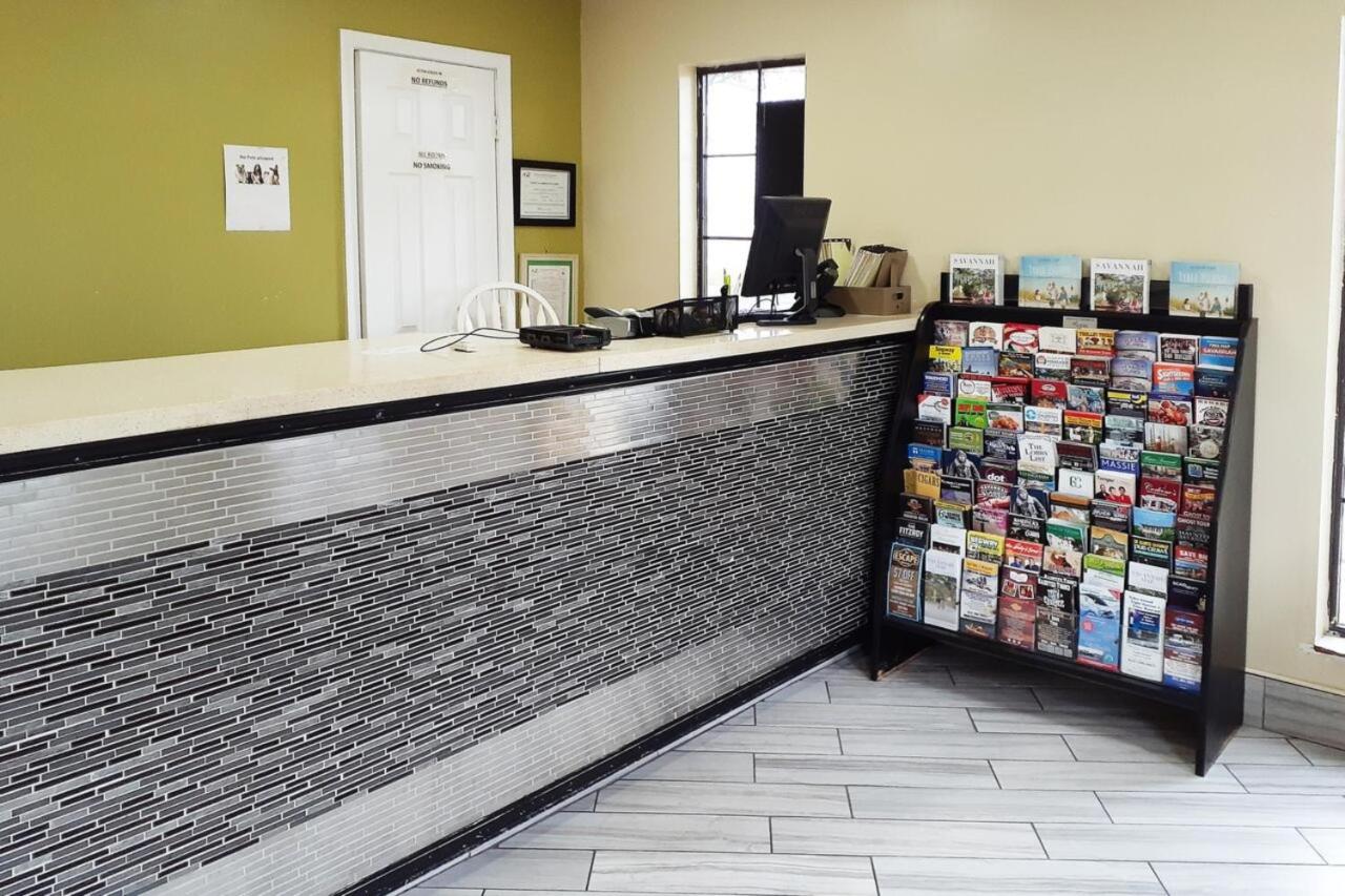 | Travelodge by Wyndham Savannah Midtown