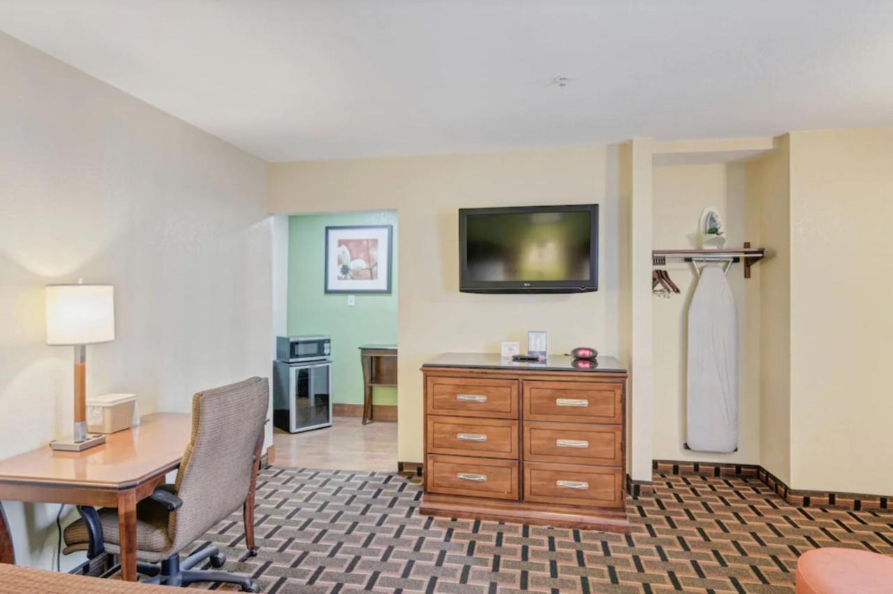 | Travelodge by Wyndham Savannah Midtown