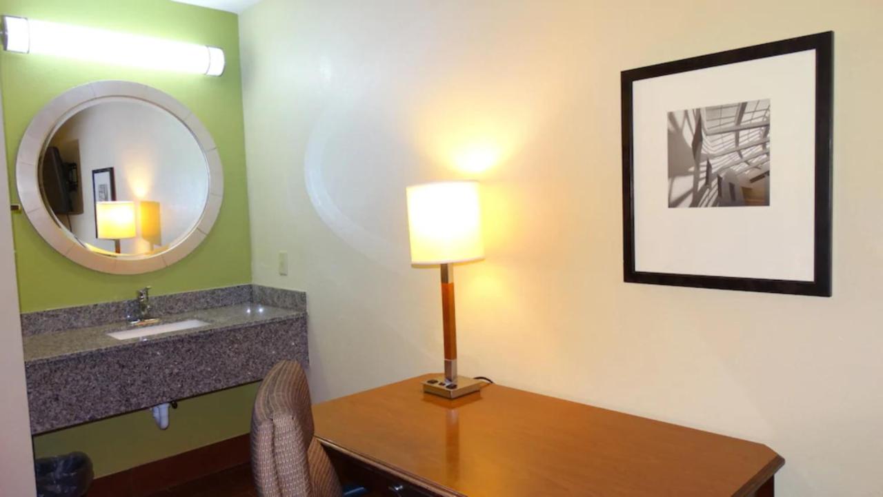 | Travelodge by Wyndham Savannah Midtown
