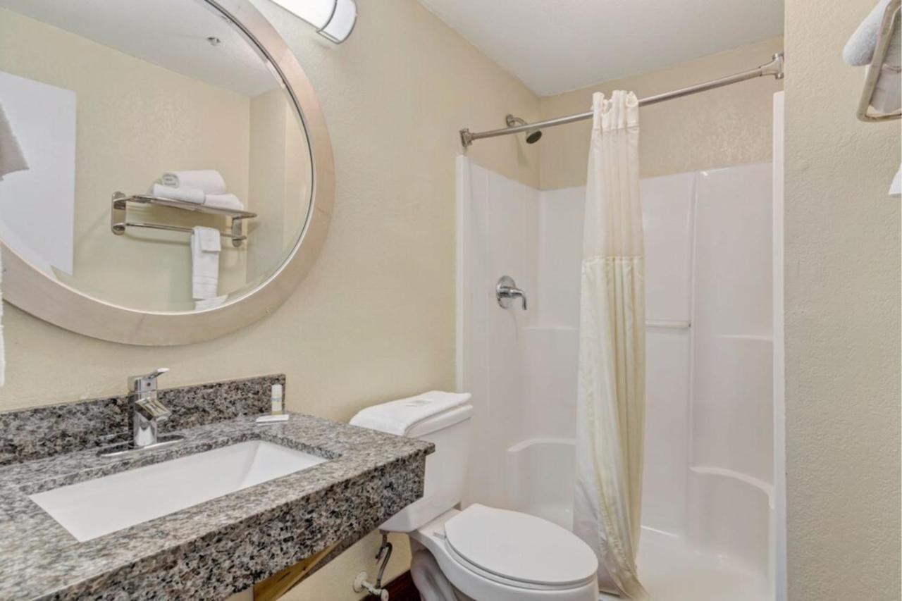 | Travelodge by Wyndham Savannah Midtown