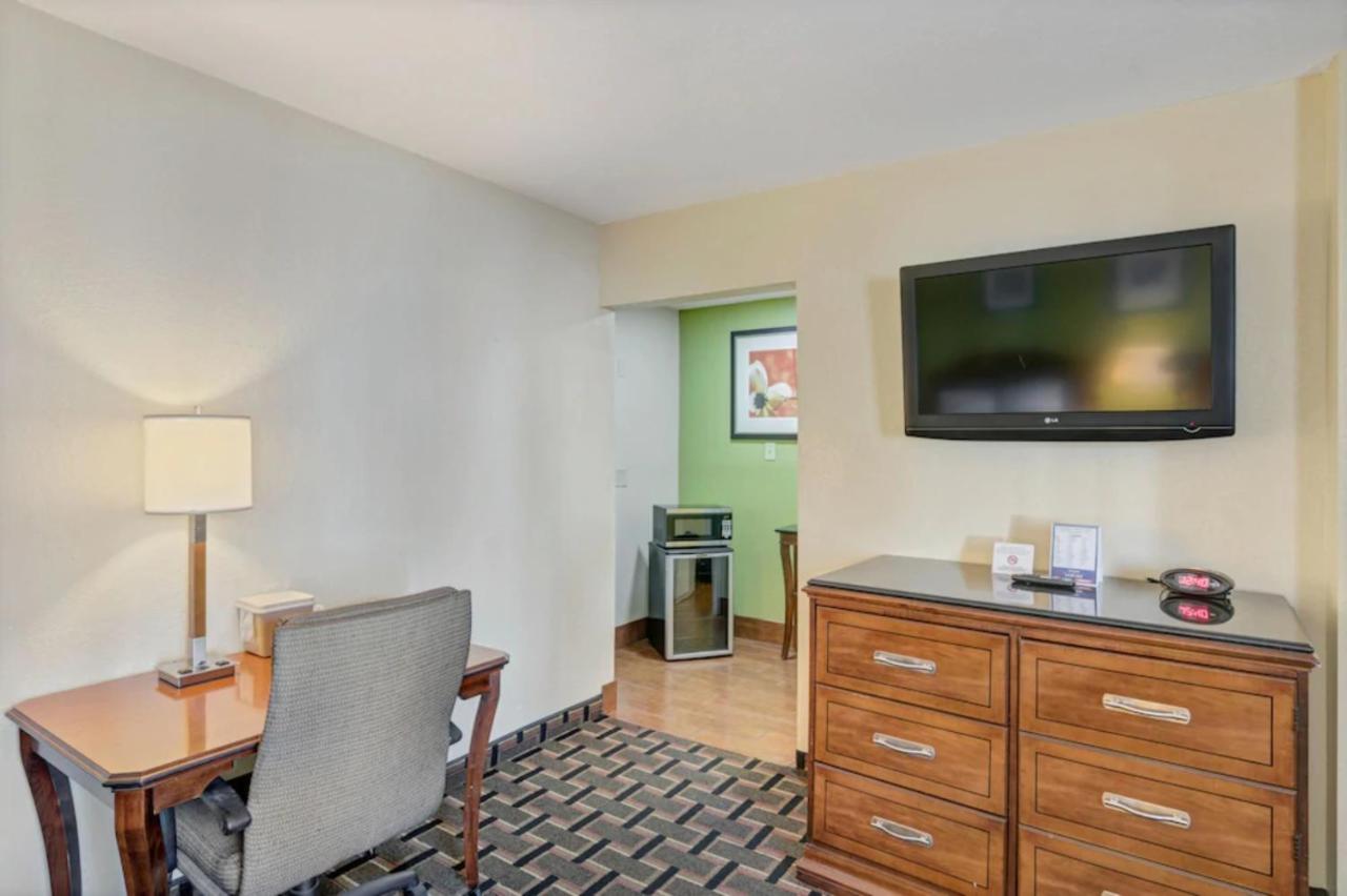 | Travelodge by Wyndham Savannah Midtown