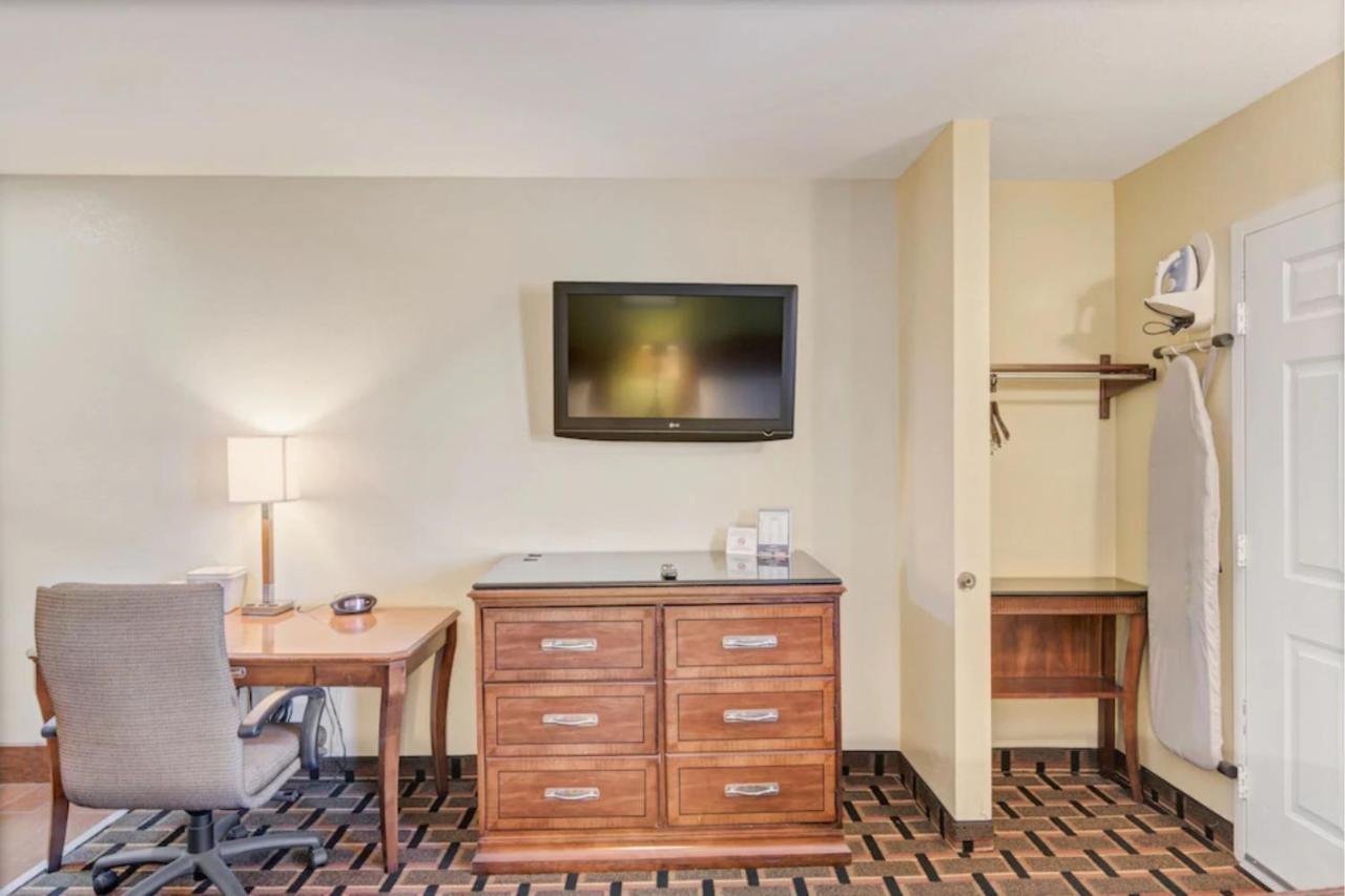 | Travelodge by Wyndham Savannah Midtown
