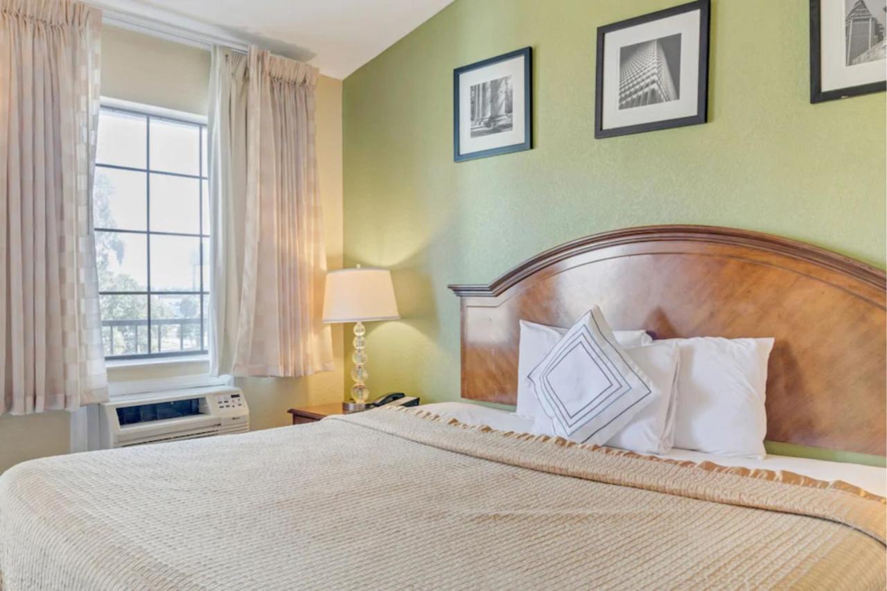 | Travelodge by Wyndham Savannah Midtown