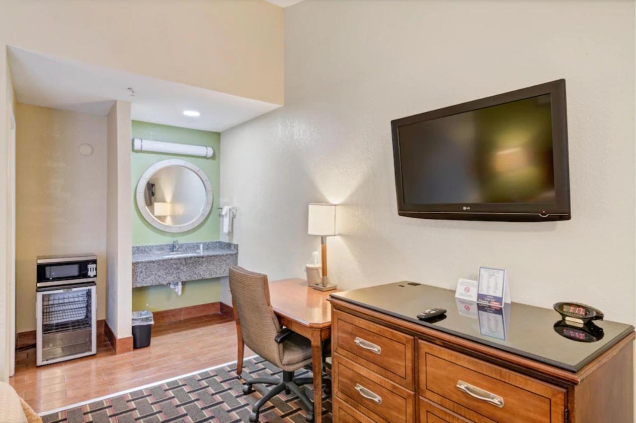 | Travelodge by Wyndham Savannah Midtown