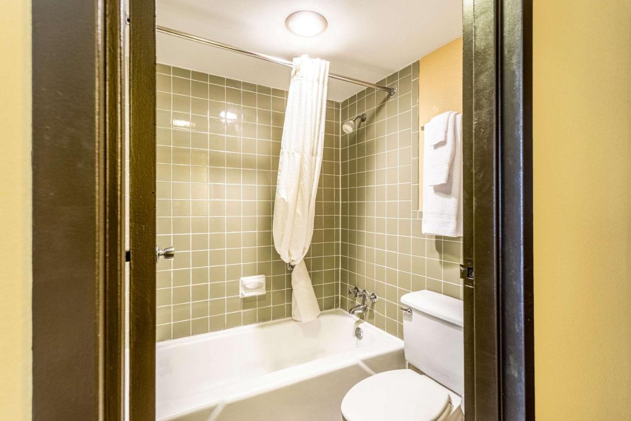 | Econo Lodge Fredonia