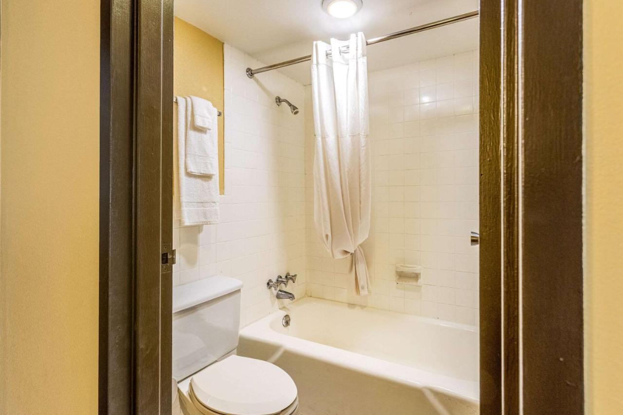 | Econo Lodge Fredonia
