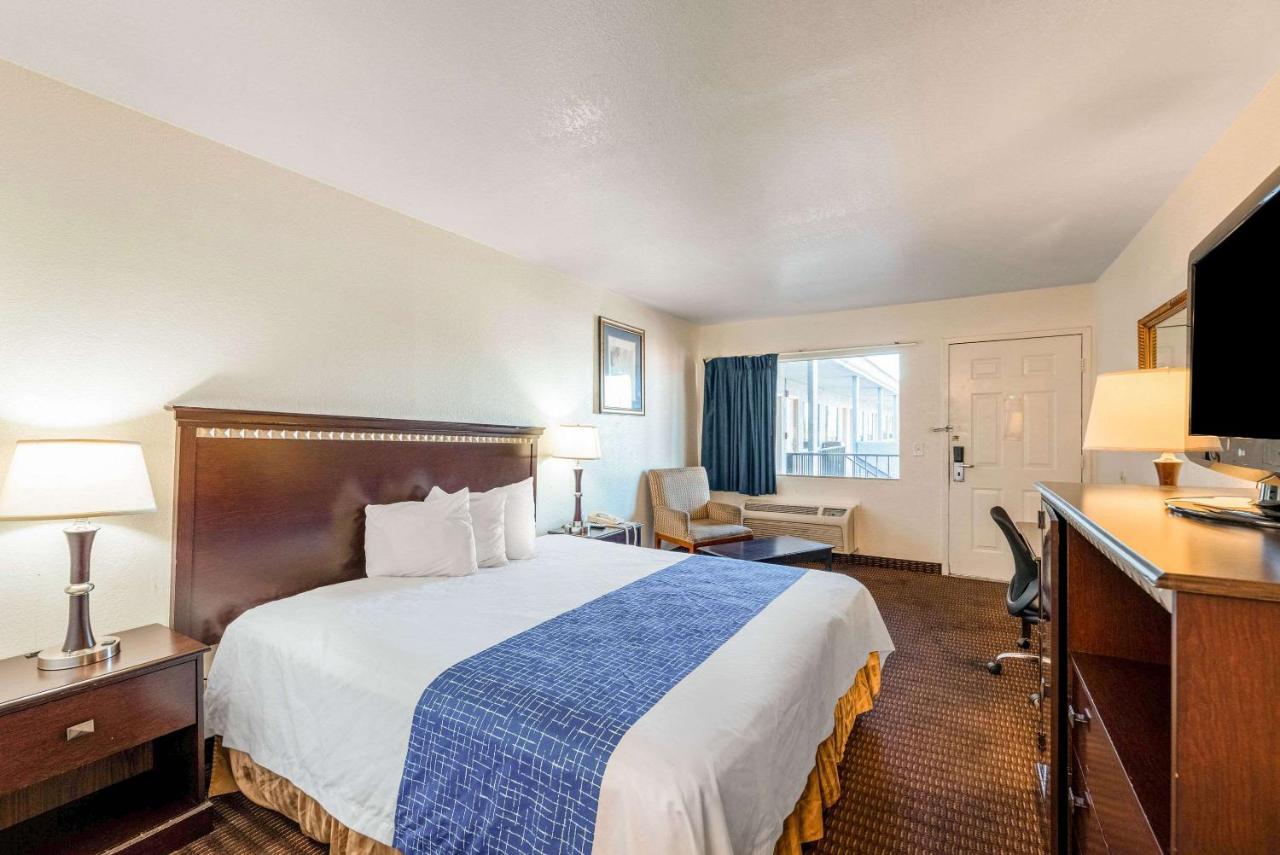Standard King Room - Non-Smoking at Rodeway Inn Phoenix North I-17
