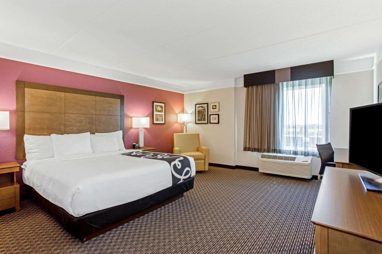 King Room with Bath Tub - Mobility Accessible/Non-Smoking at La Quinta Inn & Suites by Wyndham Panama City