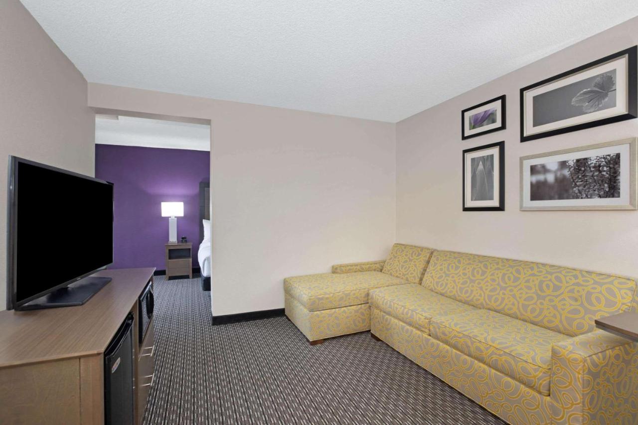 Executive King Room at La Quinta Inn & Suites by Wyndham Rancho Cordova Sacramento