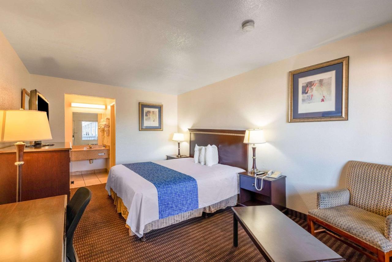Standard King Room - Non-Smoking at Rodeway Inn Phoenix North I-17