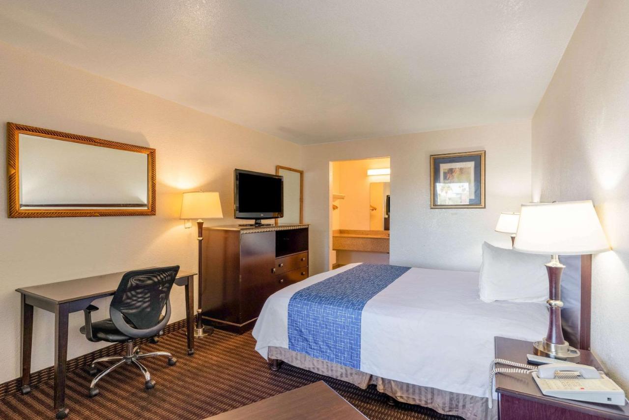 Standard King Room - Non-Smoking at Rodeway Inn Phoenix North I-17