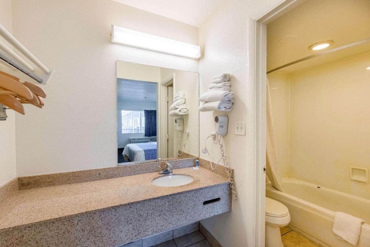 Standard King Room - Non-Smoking at Rodeway Inn Phoenix North I-17