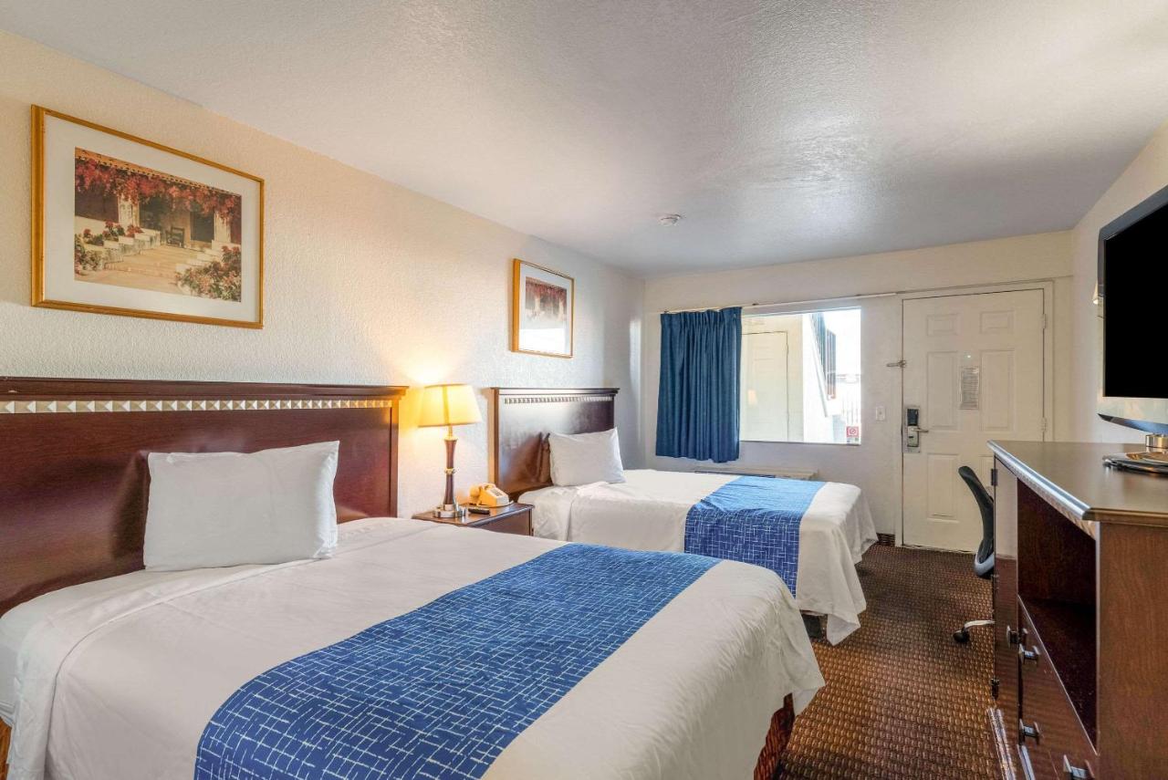 Queen Room with Two Queen Beds - Non-Smoking at Rodeway Inn Phoenix North I-17
