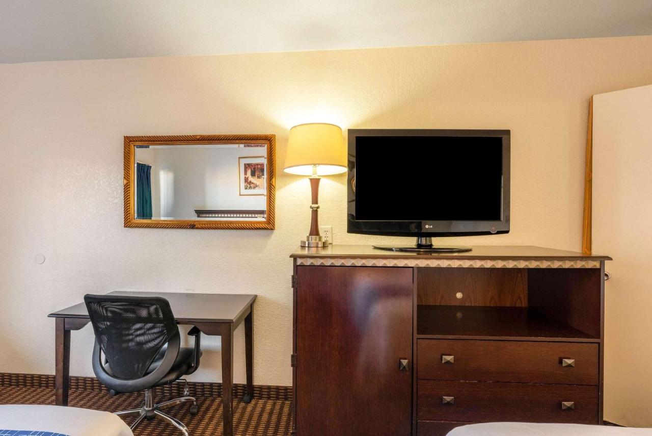 Queen Room with Two Queen Beds - Non-Smoking at Rodeway Inn Phoenix North I-17