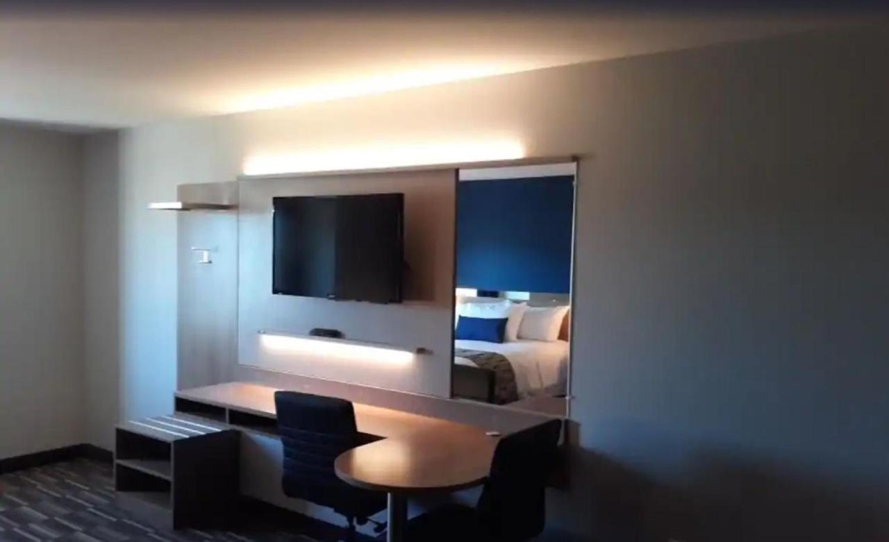 Queen Room - Mobility Access/Non-Smoking at Microtel Inn & Suites by Wyndham Woodland Park