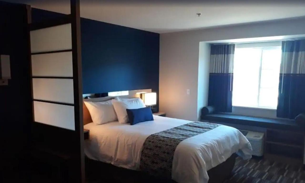 Queen Suite - Non-Smoking at Microtel Inn & Suites by Wyndham Woodland Park