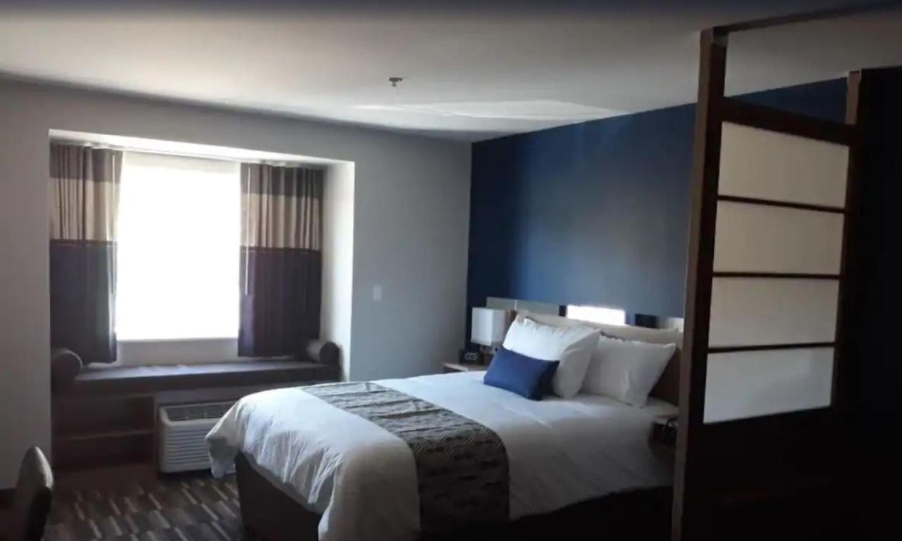 Queen Suite - Non-Smoking at Microtel Inn & Suites by Wyndham Woodland Park