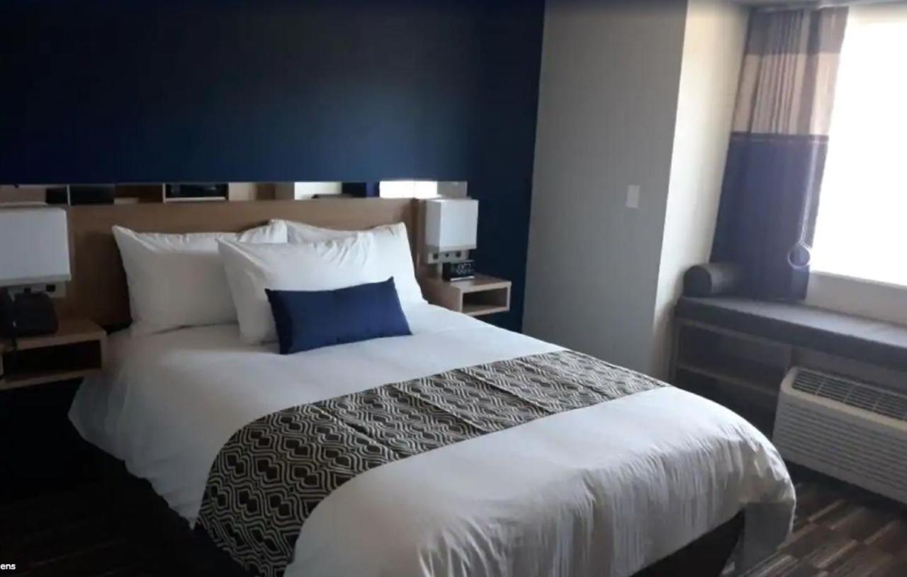 Queen Suite - Non-Smoking at Microtel Inn & Suites by Wyndham Woodland Park