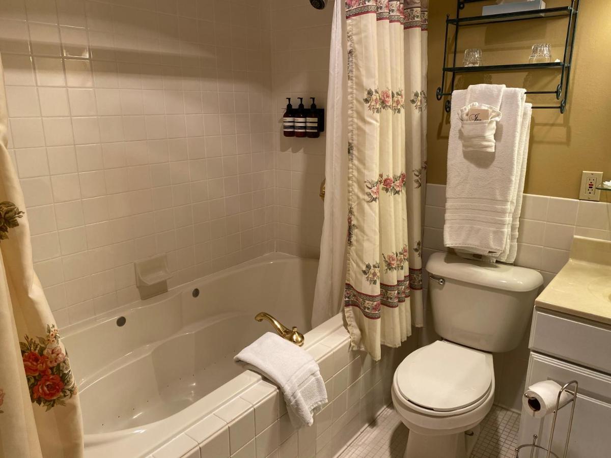 Quadruple Room with Balcony at Inn at 835 Boutique Hotel