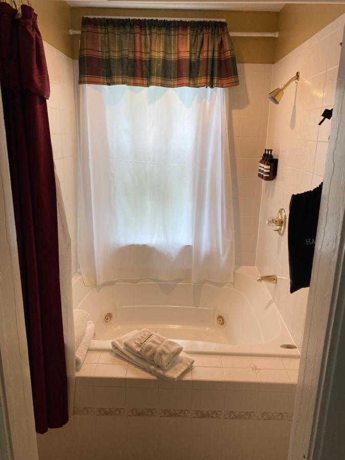 Deluxe King Room at Inn at 835 Boutique Hotel