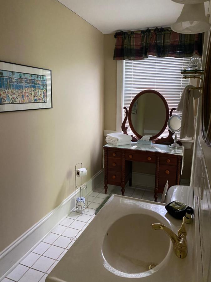 Deluxe King Room at Inn at 835 Boutique Hotel