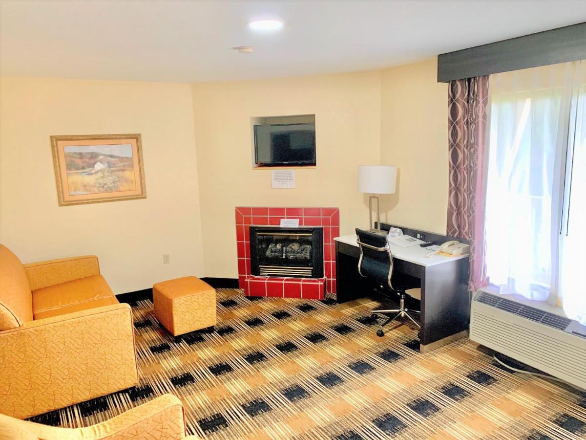 Queen Room with Two Queen Beds - Non-Smoking at Quality Inn & Suites Mt Chalet