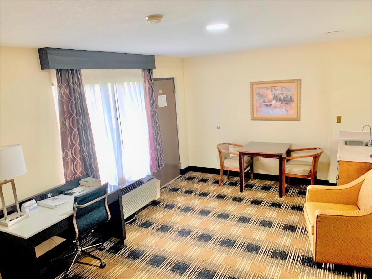 Queen Room with Two Queen Beds - Non-Smoking at Quality Inn & Suites Mt Chalet
