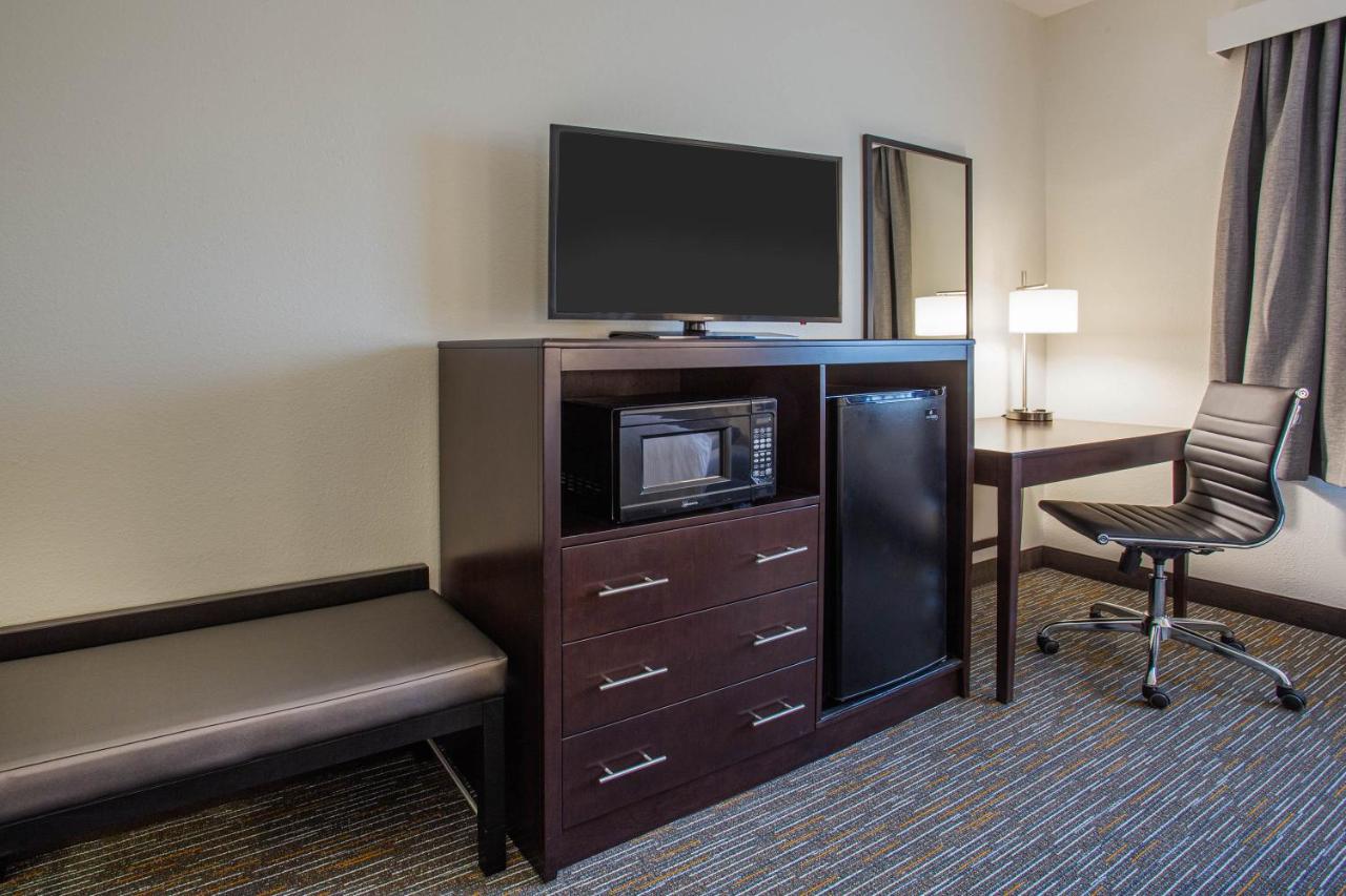 Queen Room - Non-Smoking at Wingate by Wyndham Gurnee