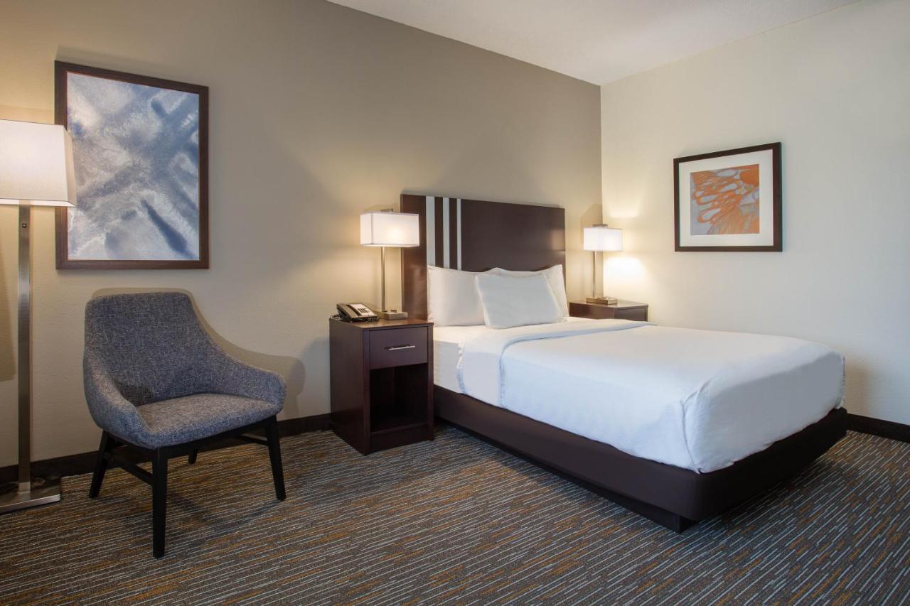 Queen Room - Mobility Access/Non-Smoking at Wingate by Wyndham Gurnee