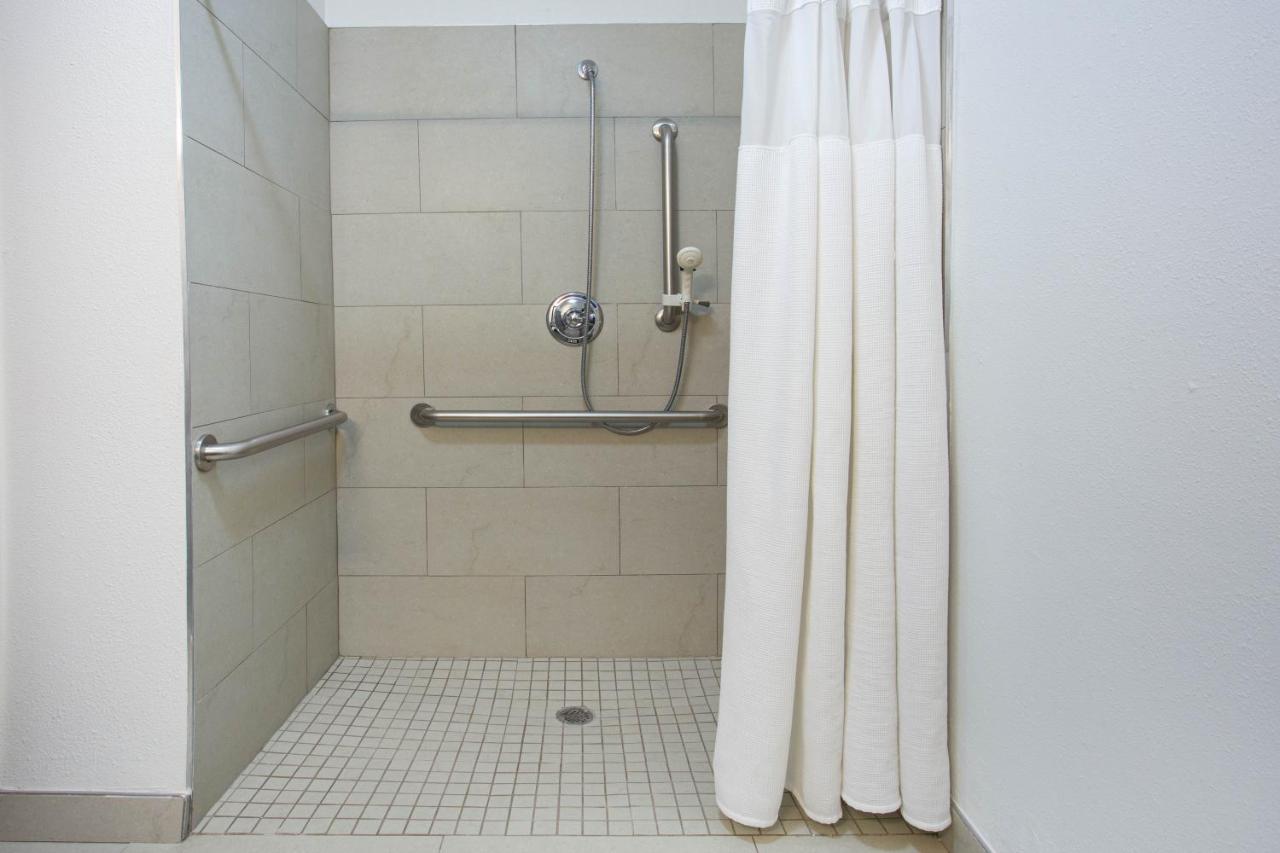 Queen Room - Mobility Access/Non-Smoking at Wingate by Wyndham Gurnee