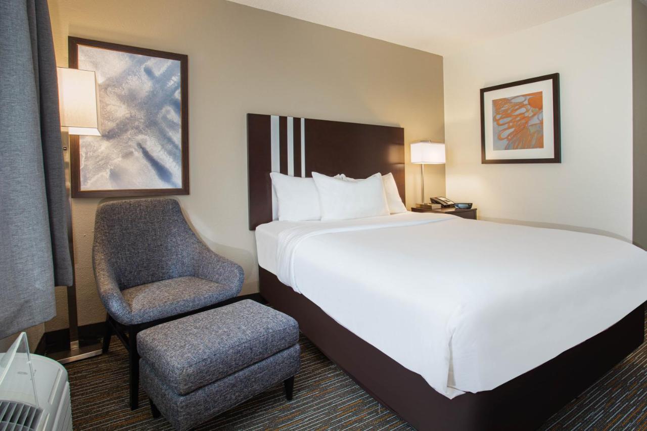 Queen Room - Non-Smoking at Wingate by Wyndham Gurnee