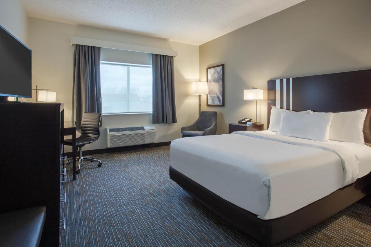 Queen Room - Mobility Access/Non-Smoking at Wingate by Wyndham Gurnee