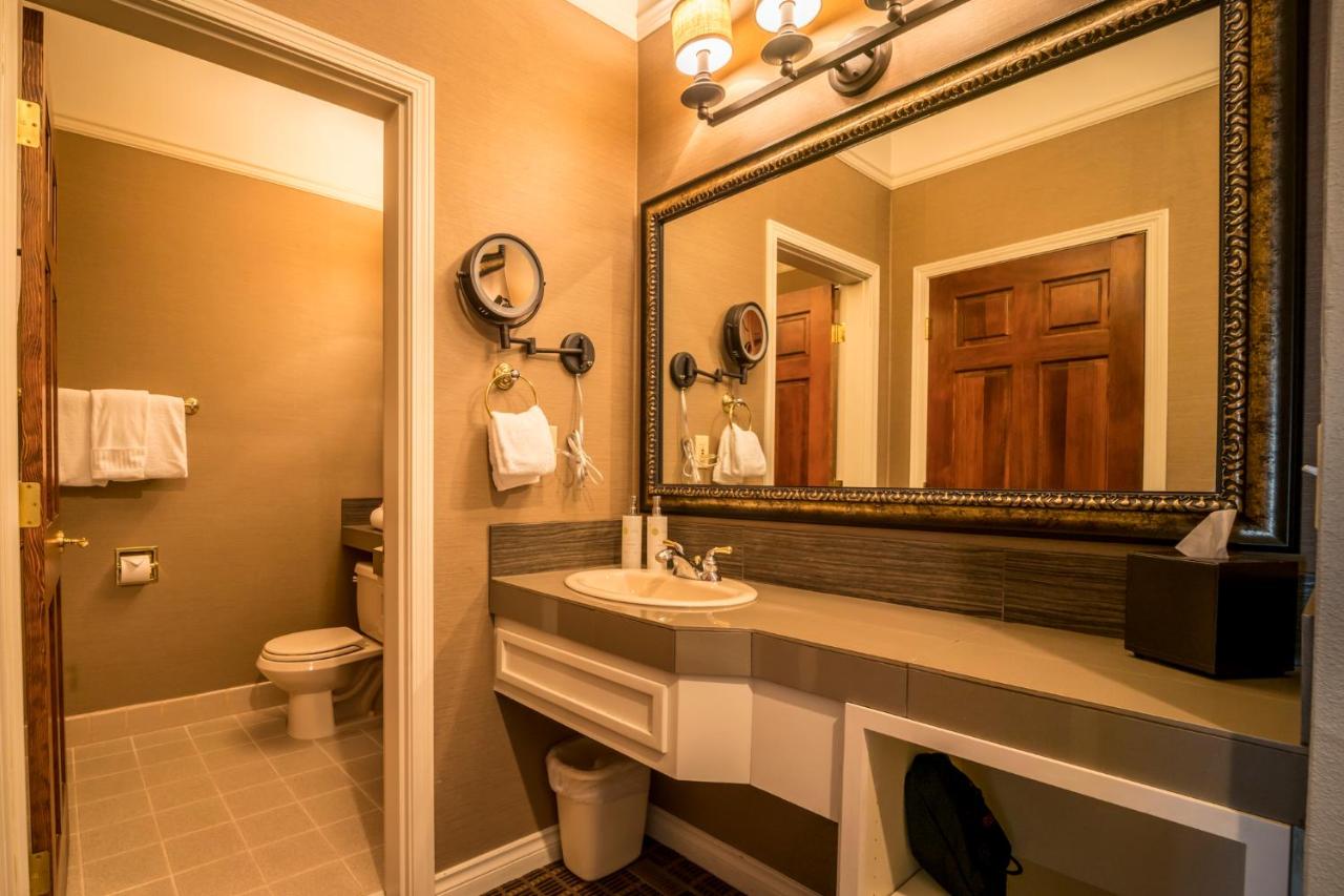 King Suite without River View - Ground Floor at Pine Ridge Inn
