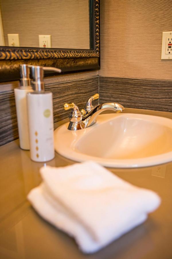 Deluxe Canyon View Suite with River View at Pine Ridge Inn