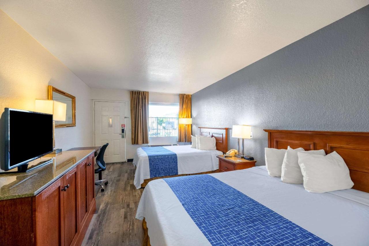 Queen Room with Two Queen Beds - Smoking at Econo Lodge Phoenix North I-17