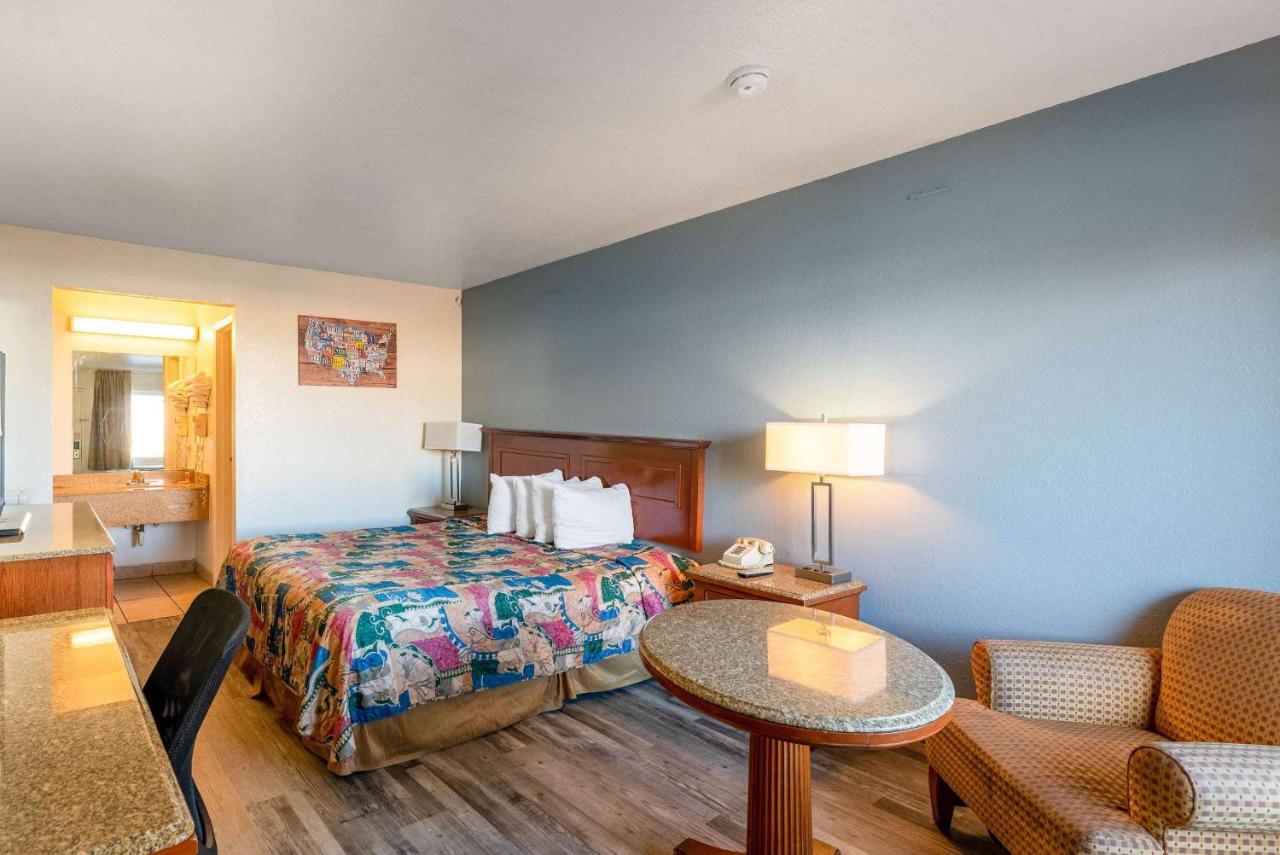 Standard Poolside King Room - Non-Smoking at Econo Lodge Phoenix North I-17