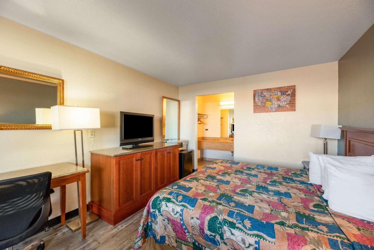 Standard Poolside King Room - Non-Smoking at Econo Lodge Phoenix North I-17