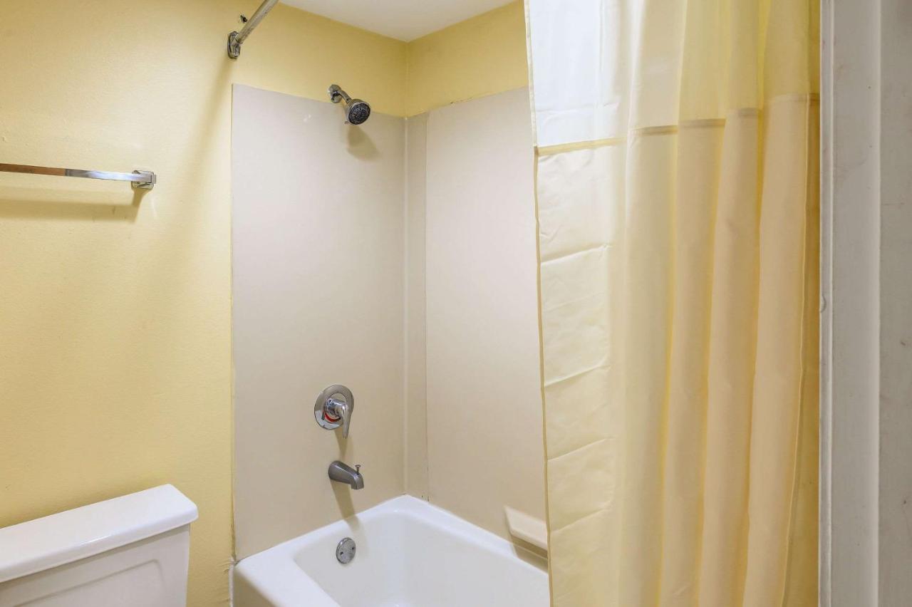 King Room - Non-Smoking at Quality Inn New Orleans I-10 East