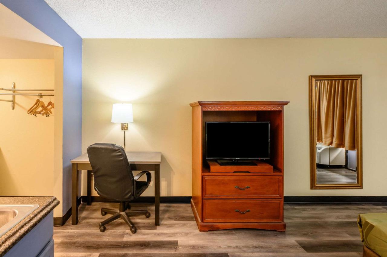 King Room - Non-Smoking at Quality Inn New Orleans I-10 East
