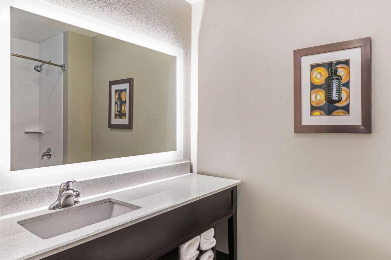 King Room - Mobility Access/Non-Smoking at La Quinta Inn & Suites by Wyndham Kansas City Beacon Hill