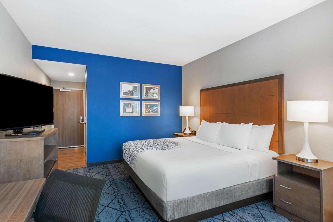 King Room - Mobility Access/Non-Smoking at La Quinta Inn & Suites by Wyndham Kansas City Beacon Hill