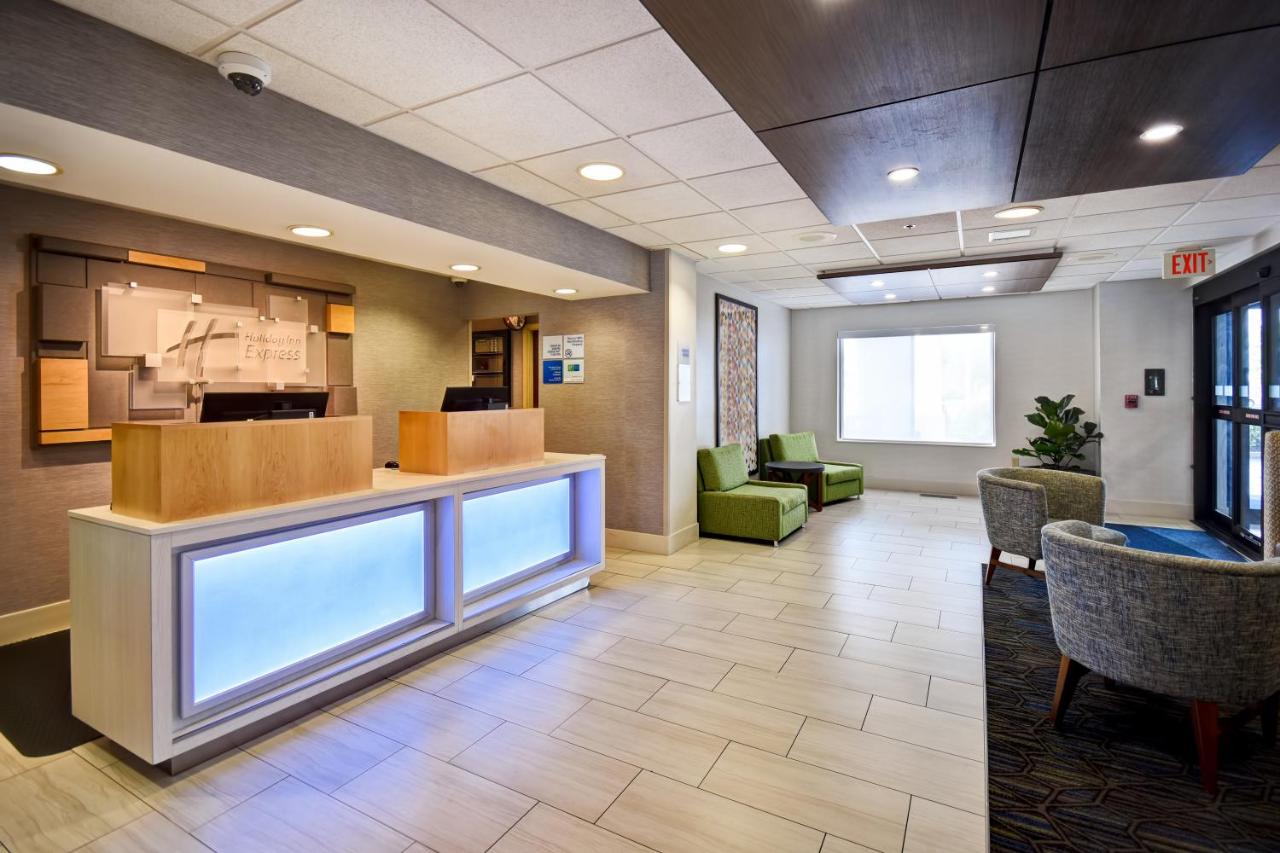 | Holiday Inn Express Newport North - Middletown, an IHG Hotel