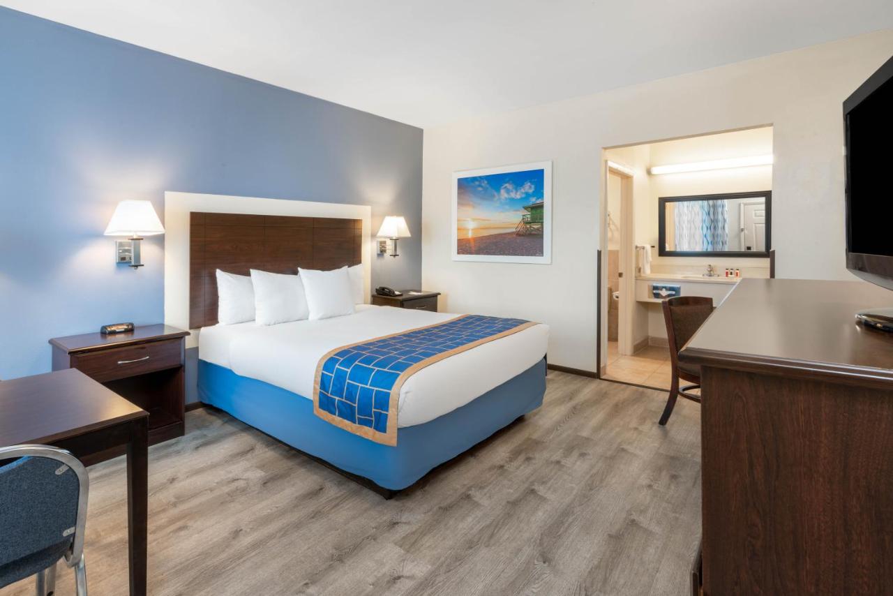 Queen Room - Non-Smoking at Days Inn by Wyndham Grants