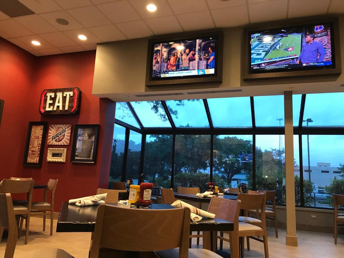 | Holiday Inn & Suites Chicago-Carol Stream (Wheaton)