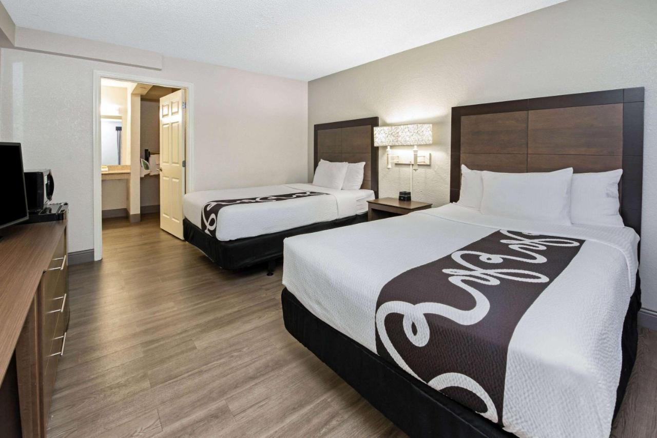 Double Room with Two Double Beds and Bath Tub - Mobility Accessible/Non-Smoking at La Quinta Inn by Wyndham West Palm Beach - Florida Turnpike
