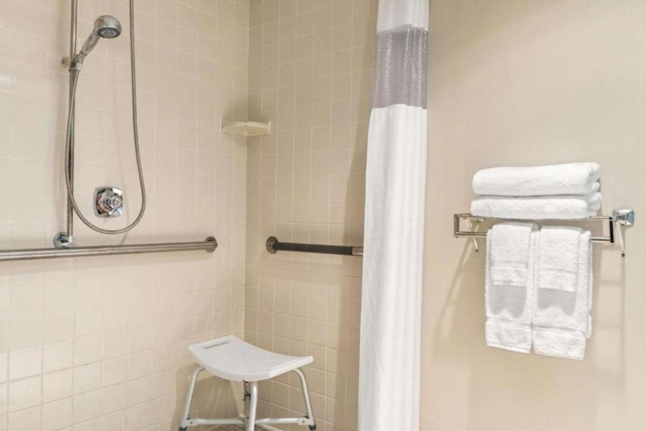 Queen Room - Disability Access/Non-Smoking at Days Inn by Wyndham Fargo